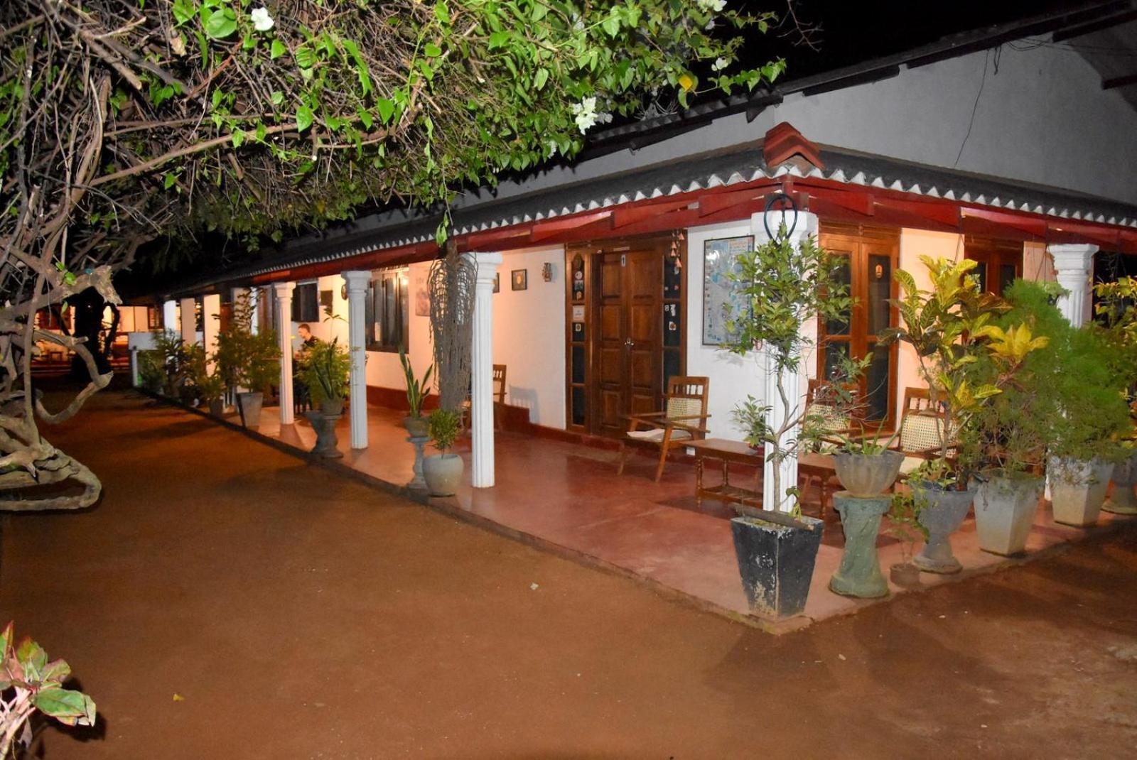 Lake House Homestay アヌラーダプラ エクステリア 写真