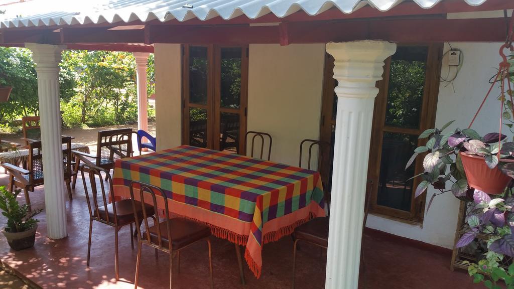 Lake House Homestay アヌラーダプラ エクステリア 写真