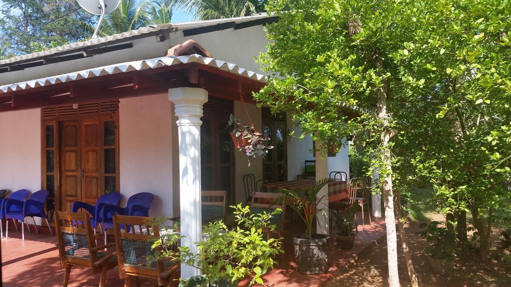 Lake House Homestay アヌラーダプラ エクステリア 写真